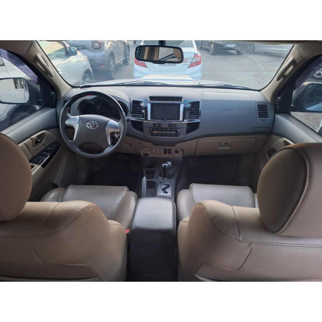 TOYOTA Hilux SW4 3.0 16V 4P SRV 4X4 7 LUGARES TURBO DIESEL AUTOMÁTICO