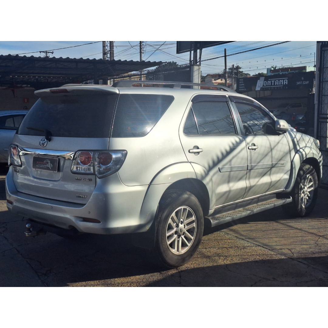 TOYOTA Hilux SW4 3.0 16V 4P SRV 4X4 7 LUGARES TURBO DIESEL AUTOMÁTICO
