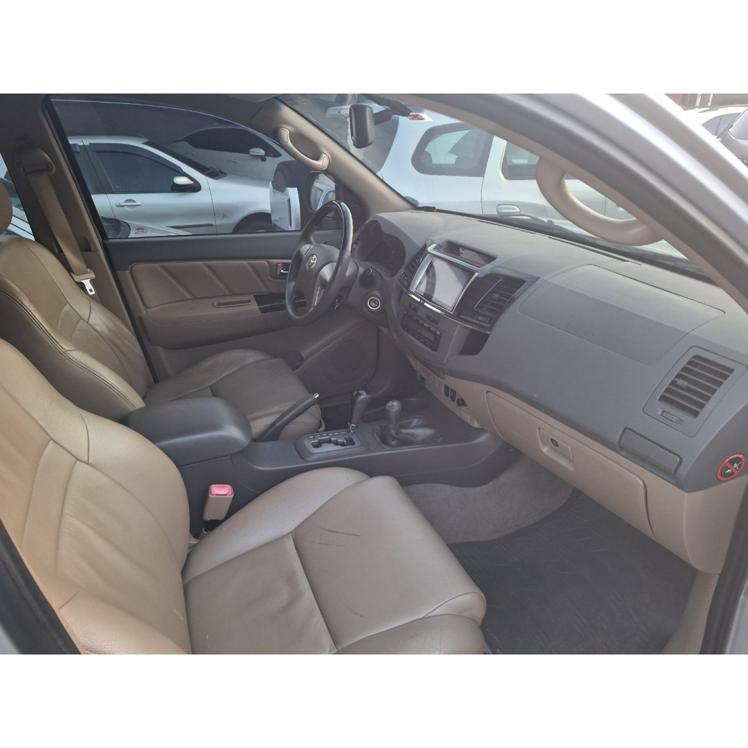 TOYOTA Hilux SW4 3.0 16V 4P SRV 4X4 7 LUGARES TURBO DIESEL AUTOMÁTICO
