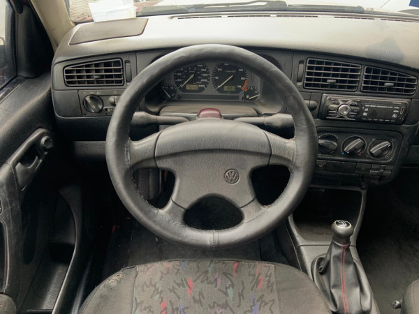 VOLKSWAGEN Golf 1.8 4P GL