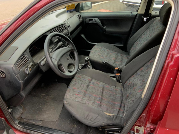 VOLKSWAGEN Golf 1.8 4P GL