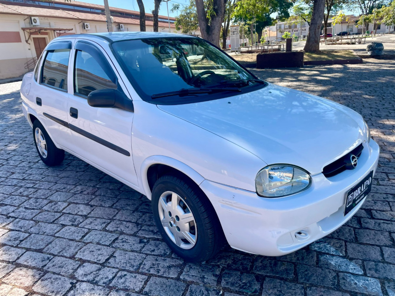Classic Sedan 1.6 4P