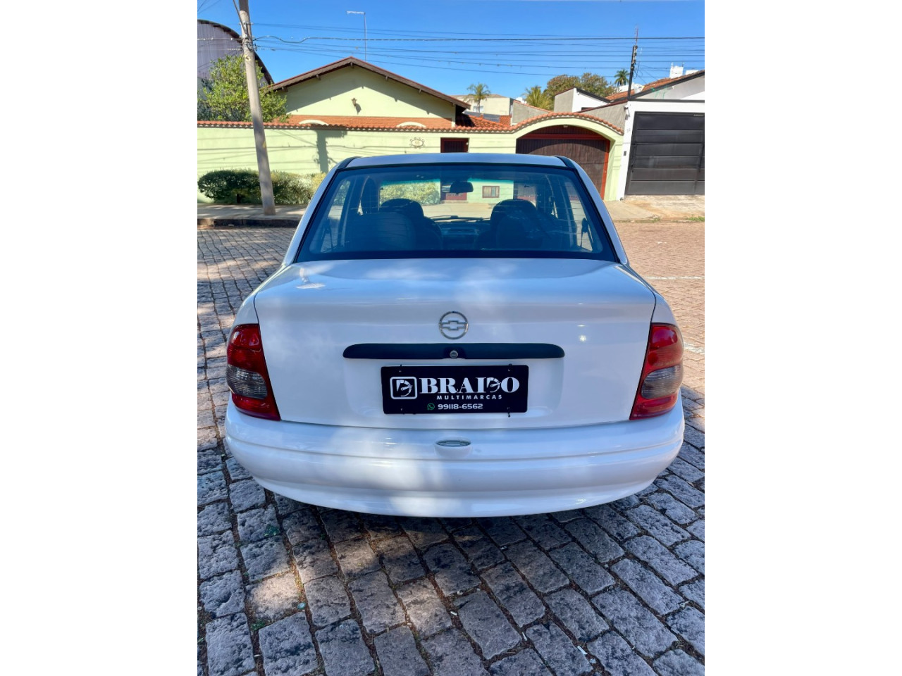 Classic Sedan 1.6 4P