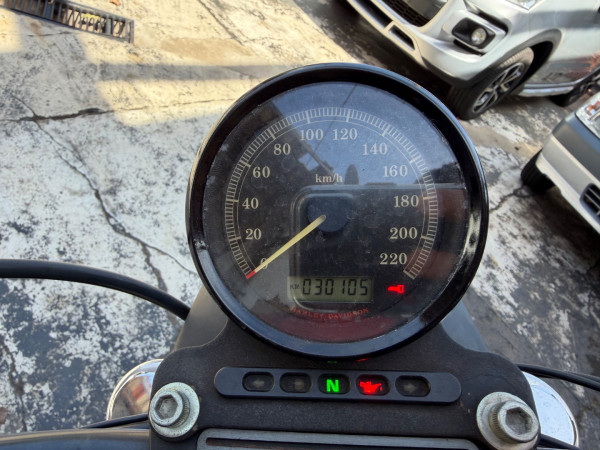 HARLEY DAVIDSON Sportster XL 883 R
