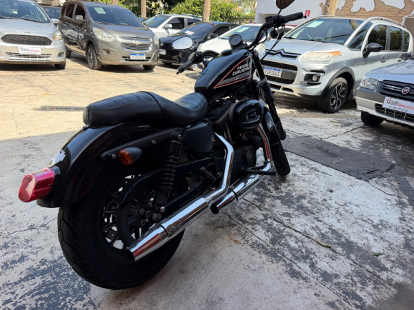 HARLEY DAVIDSON Sportster XL 883 R