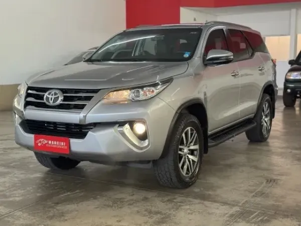Hilux SW4 2.7 SRV 7 LUGARES 4X2 16V