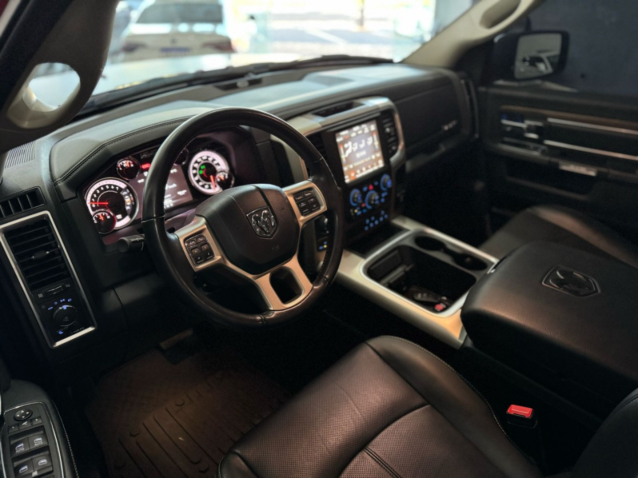 Classic 5.7 V8 32V 4P HEMI LARAMIE NIGHT EDITION AUTOMÁTICO