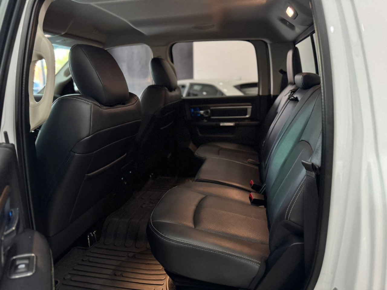 Classic 5.7 V8 32V 4P HEMI LARAMIE AUTOMÁTICO