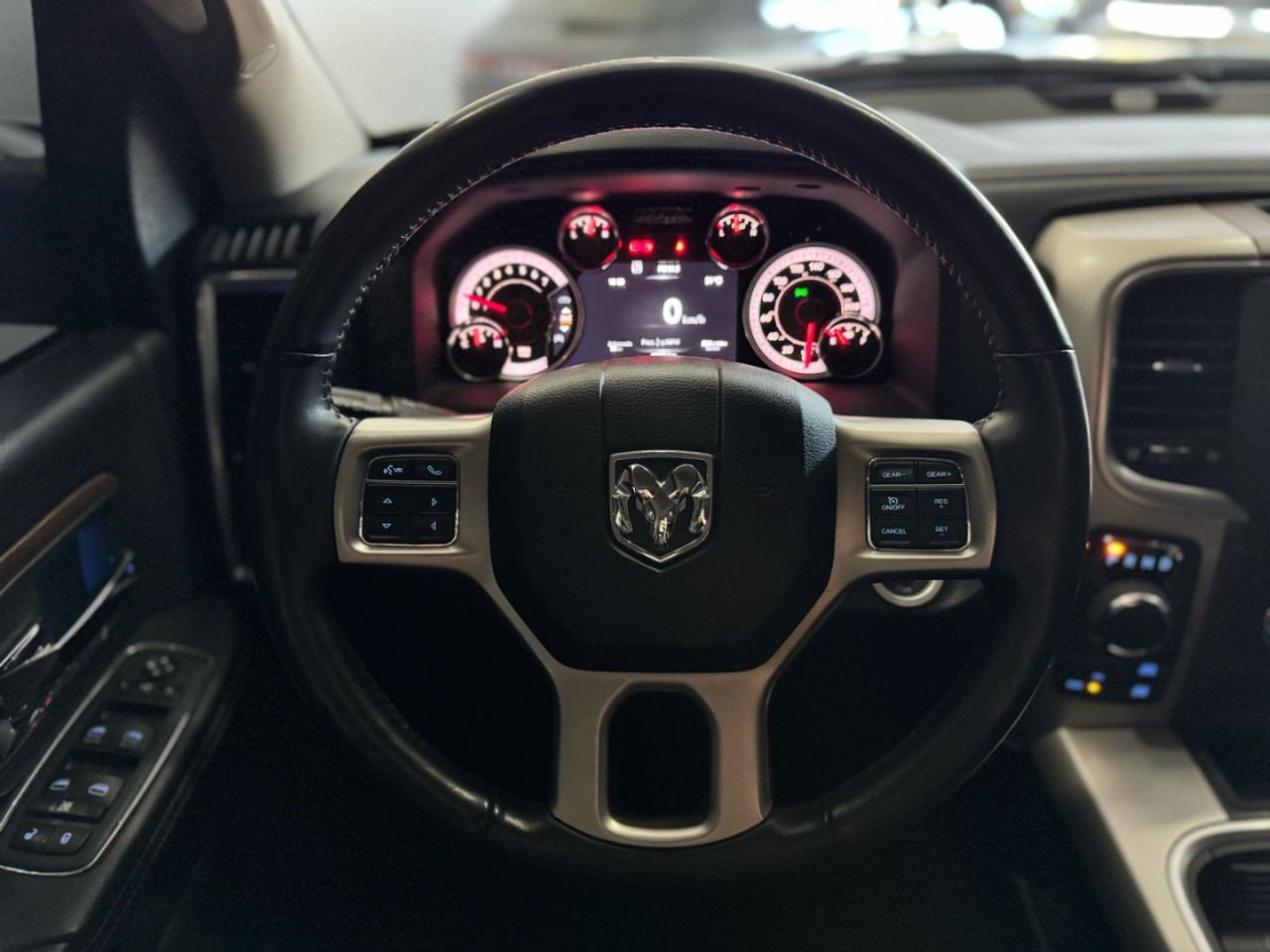 Classic 5.7 V8 32V 4P HEMI LARAMIE NIGHT EDITION AUTOMÁTICO