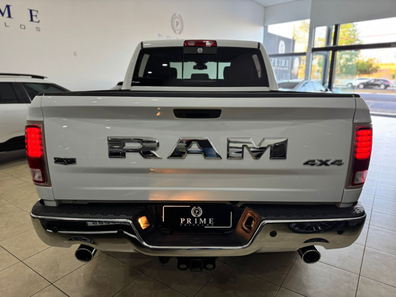 Classic 5.7 V8 32V 4P HEMI LARAMIE AUTOMÁTICO