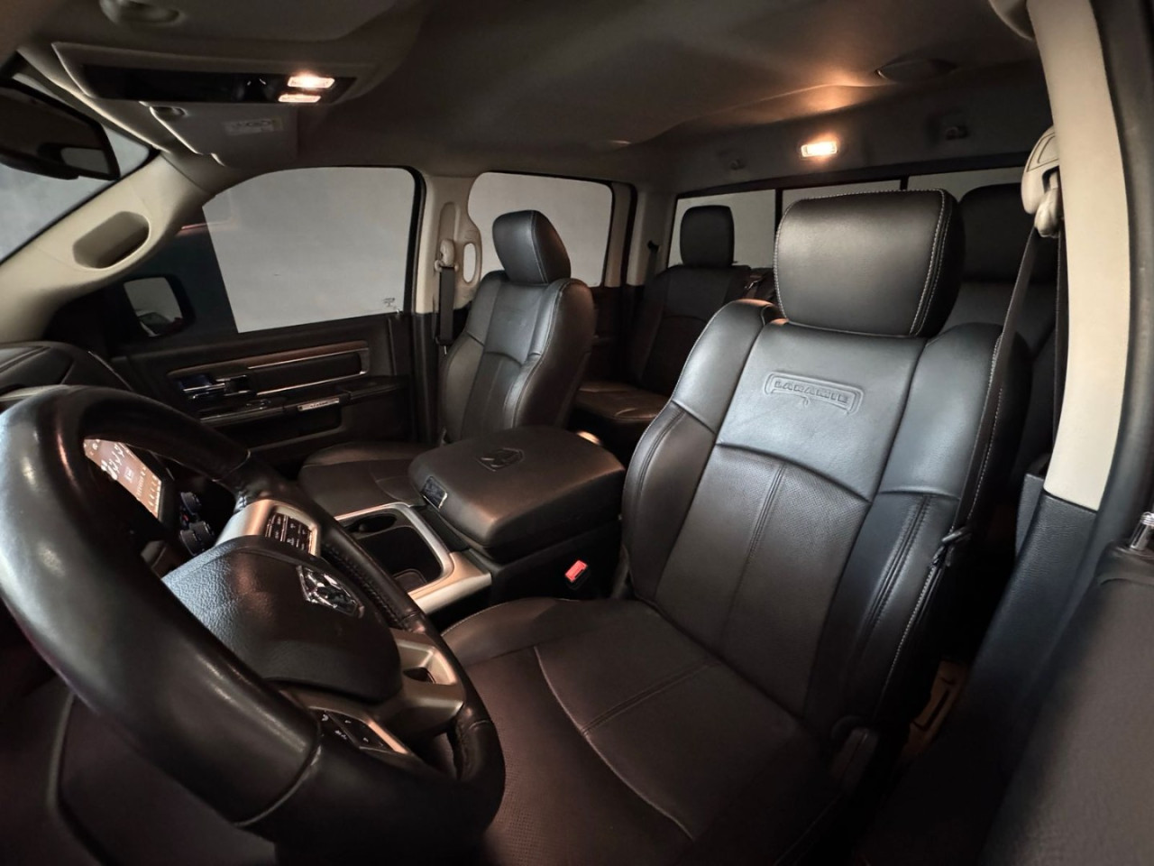 Classic 5.7 V8 32V 4P HEMI LARAMIE NIGHT EDITION AUTOMÁTICO
