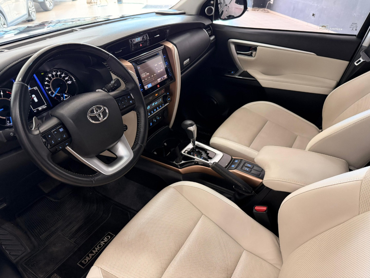 Hilux SW4 2.8 4P SRX 4X4 DIAMOND 7 LUGARES TURBO DIESEL AUTOMÁTICO