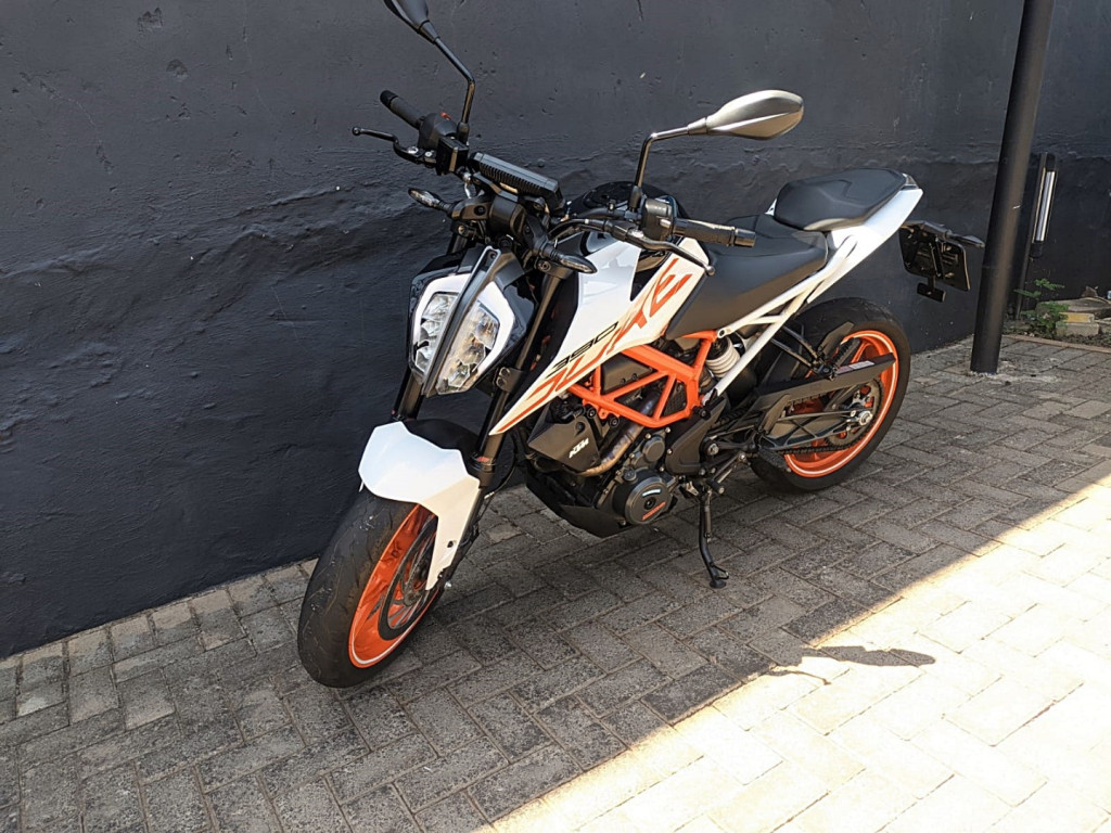 390 Duke Modelo sem Versão