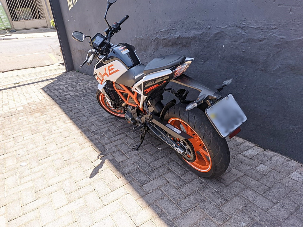 390 Duke Modelo sem Versão