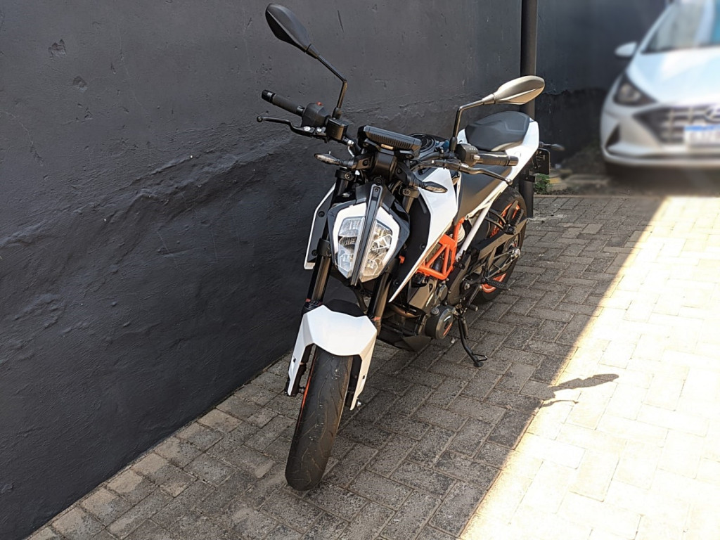 390 Duke Modelo sem Versão