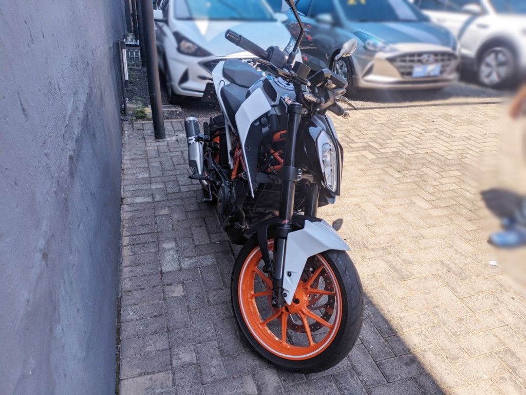 390 Duke Modelo sem Versão