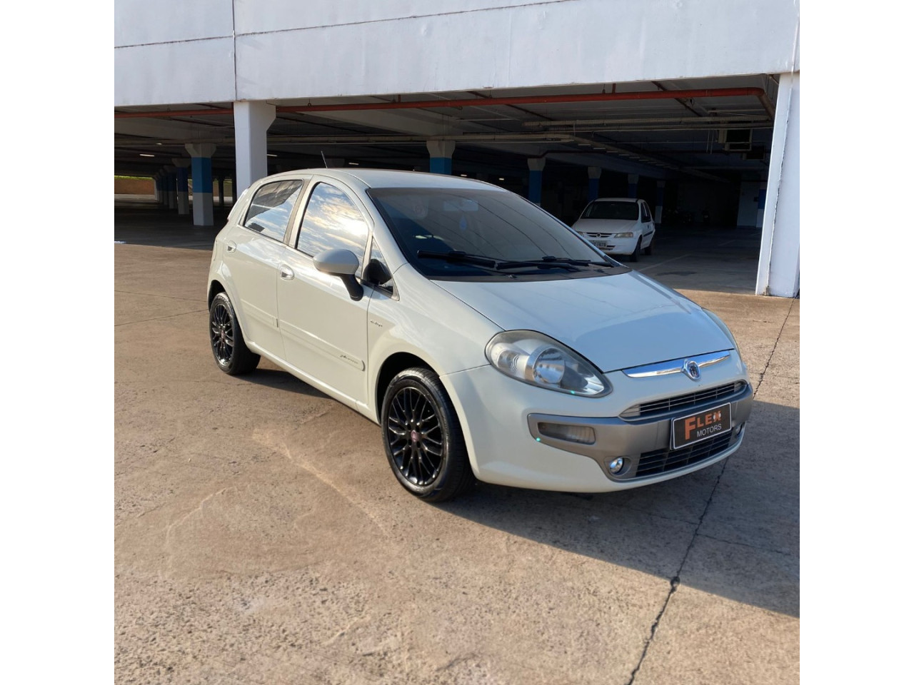 FIAT Punto 1.6 16V 4P FLEX ESSENCE DUALOGIC AUTOMATIZADO