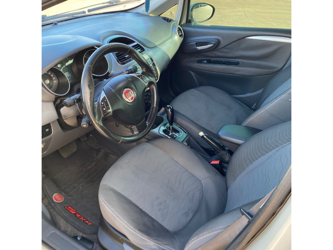 FIAT Punto 1.6 16V 4P FLEX ESSENCE DUALOGIC AUTOMATIZADO