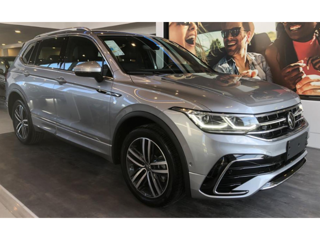 Tiguan 2.0 350 TSI TOTAL FLEX ALLSPACE R-LINE 4-MOTION TURBO AUTOMÁTICO DSG