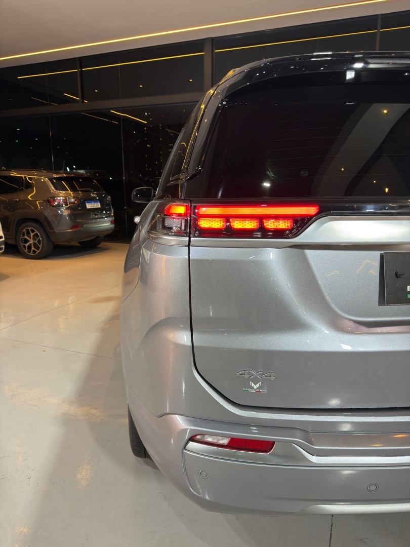 JEEP Commander 2.2 TURBO DIESEL OVERLAND 4X4 AUTOMÁTICO AT9