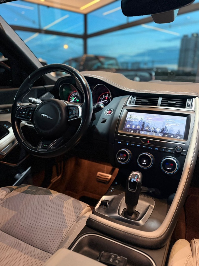 JAGUAR E-Pace 2.0 16V 4P P300 R-DYNAMIC SE AWD TURBO AUTOMÁTICO
