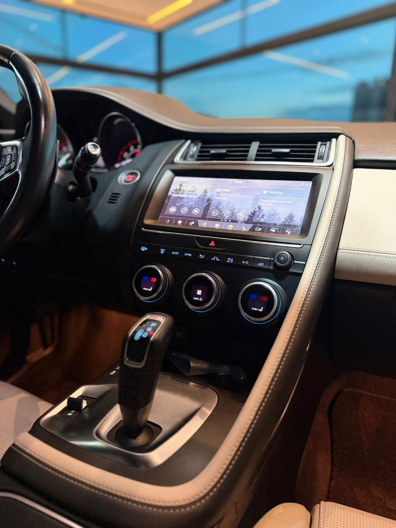 JAGUAR E-Pace 2.0 16V 4P P300 R-DYNAMIC SE AWD TURBO AUTOMÁTICO