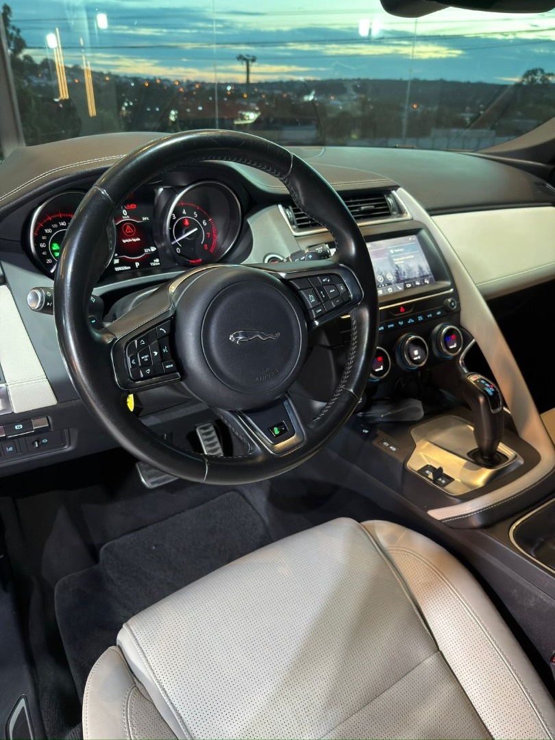 JAGUAR E-Pace 2.0 16V 4P P300 R-DYNAMIC SE AWD TURBO AUTOMÁTICO