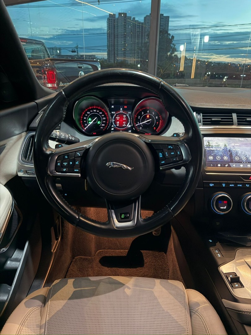 JAGUAR E-Pace 2.0 16V 4P P300 R-DYNAMIC SE AWD TURBO AUTOMÁTICO