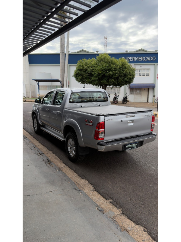 TOYOTA Hilux Caminhonete 2.7 16V 4P SRV FLEX CABINE DUPLA AUTOMÁTICO