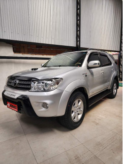 TOYOTA Hilux SW4 3.0 16V 4P SRV 4X4 7 LUGARES TURBO DIESEL AUTOMÁTICO