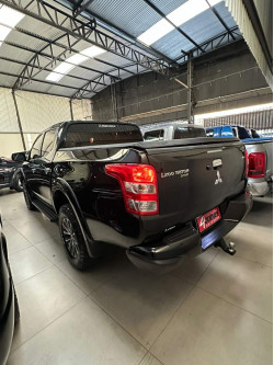 L 200 Triton 2.4 16V SPORT HPE TOP 4X4 CABINE DUPLA TURBO DIESEL AUTOMÁTICO