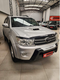 TOYOTA Hilux SW4 3.0 16V 4P SRV 4X4 7 LUGARES TURBO DIESEL AUTOMÁTICO