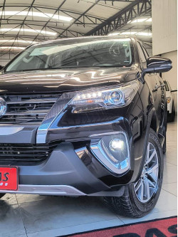 TOYOTA Hilux SW4 2.8 4P SRX 4X4 DIAMOND 7 LUGARES TURBO DIESEL AUTOMÁTICO