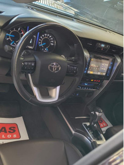 TOYOTA Hilux SW4 2.8 4P SRX 4X4 DIAMOND 7 LUGARES TURBO DIESEL AUTOMÁTICO