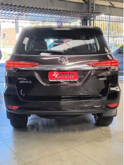 TOYOTA Hilux SW4 2.8 4P SRX 4X4 DIAMOND 7 LUGARES TURBO DIESEL AUTOMÁTICO