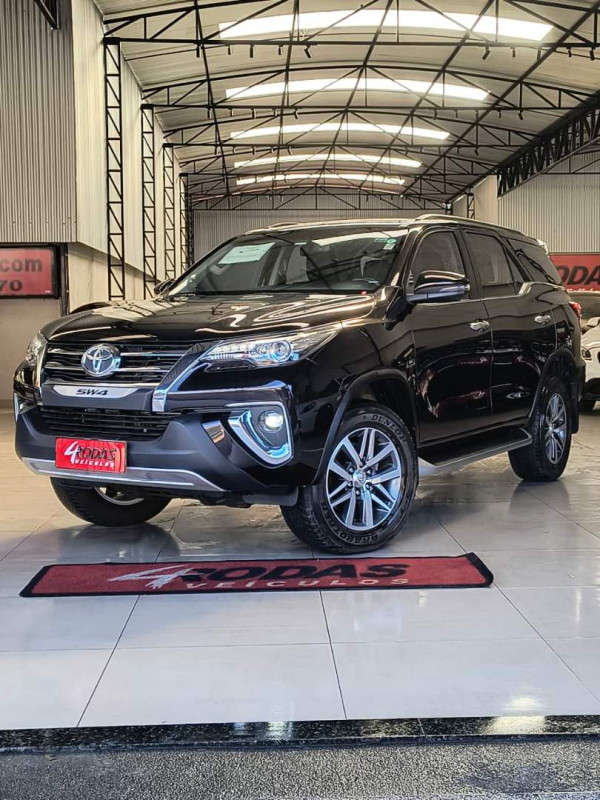 Hilux SW4 2.8 4P SRX 4X4 DIAMOND 7 LUGARES TURBO DIESEL AUTOMÁTICO