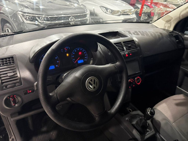 VOLKSWAGEN Polo Sedan 1.6 MI 8V VOLKSWAGEN Polo Sedan 1.6 MI 8V