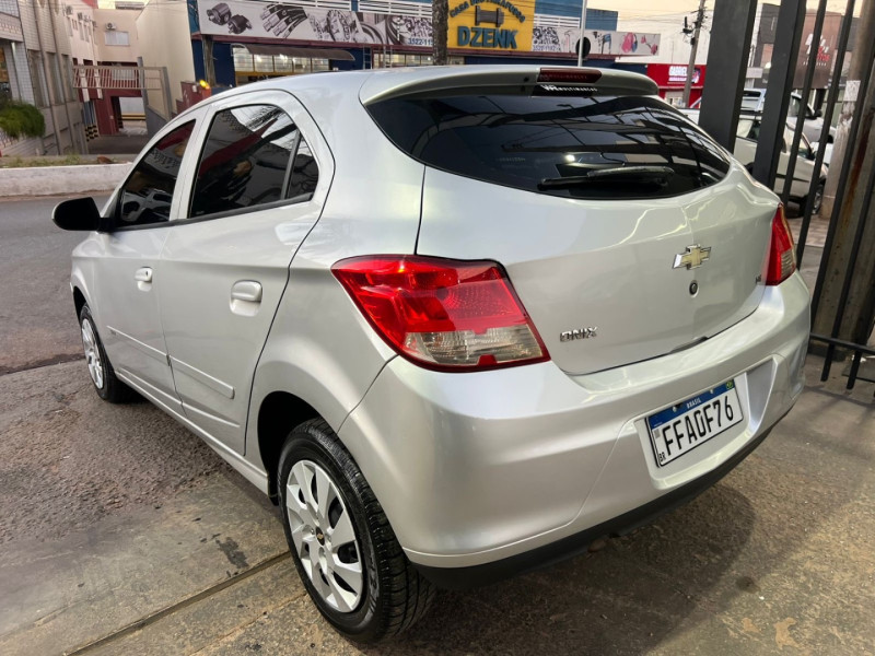 CHEVROLET Onix Hatch 1.0 4P FLEX LT