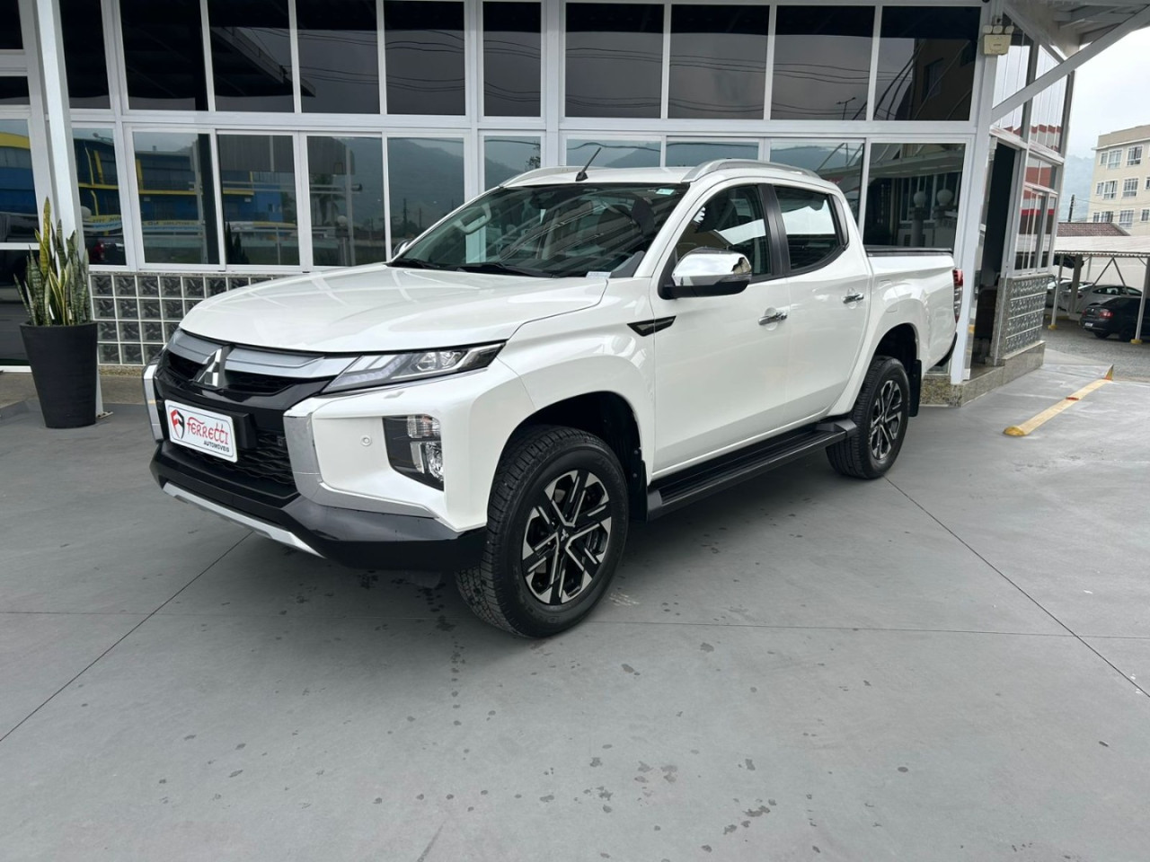 L 200 Triton 2.4 16V SPORT HPE-S 4X4 CABINE DUPLA TURBO DIESEL AUTOMÁTICO
