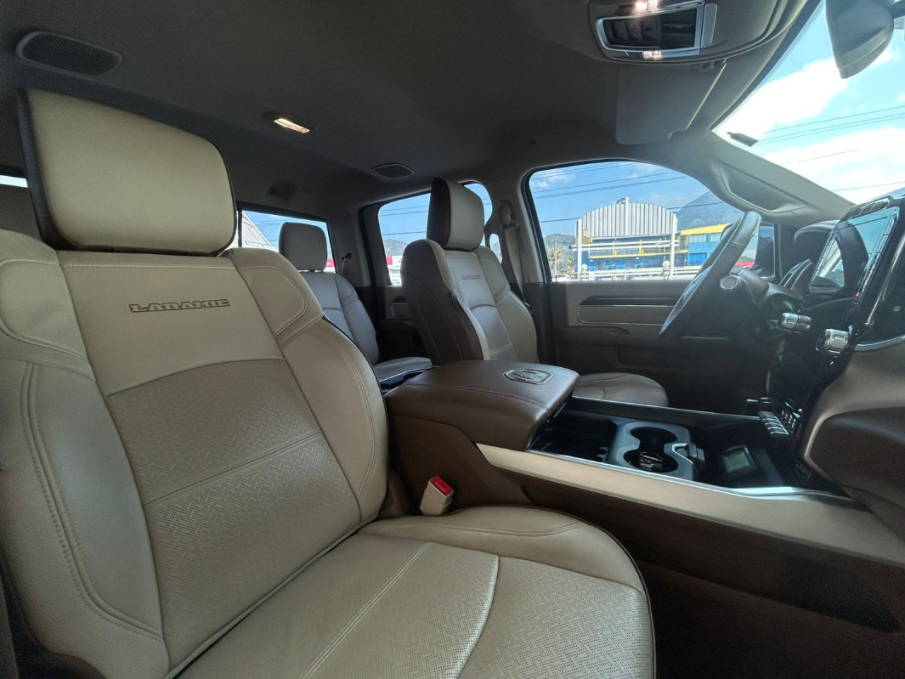 3500 6.7 I6 LARAMIE CABINE DUPLA TURBO DIESEL AUTOMÁTICO