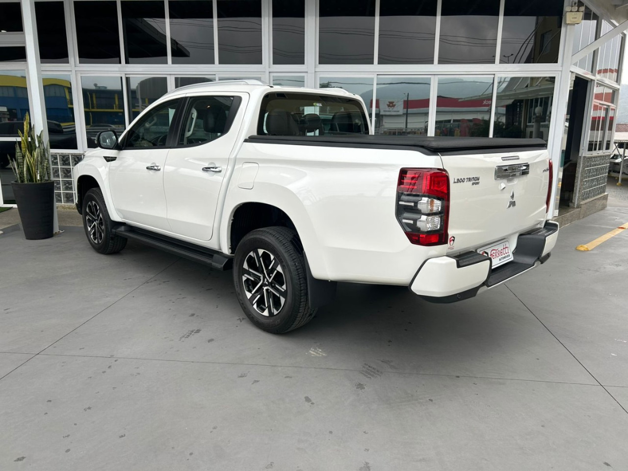L 200 Triton 2.4 16V SPORT HPE-S 4X4 CABINE DUPLA TURBO DIESEL AUTOMÁTICO