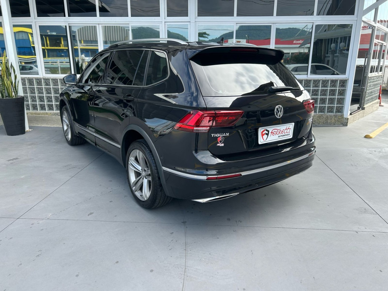 Tiguan 2.0 350 TSI TOTAL FLEX ALLSPACE R-LINE 4-MOTION TURBO AUTOMÁTICO DSG