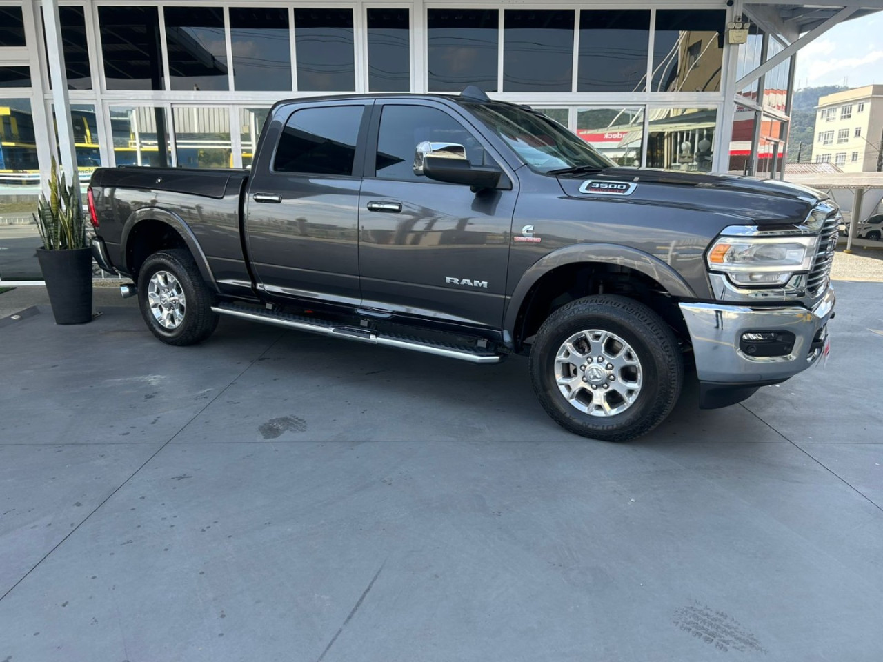3500 6.7 I6 LARAMIE CABINE DUPLA TURBO DIESEL AUTOMÁTICO