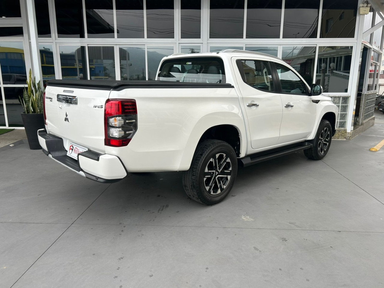 L 200 Triton 2.4 16V SPORT HPE-S 4X4 CABINE DUPLA TURBO DIESEL AUTOMÁTICO