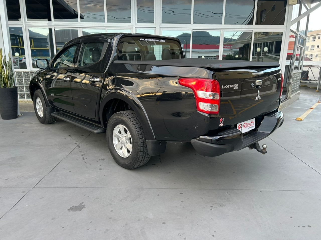 L 200 Triton 2.4 16V SPORT HPE-S 4X4 CABINE DUPLA TURBO DIESEL AUTOMÁTICO