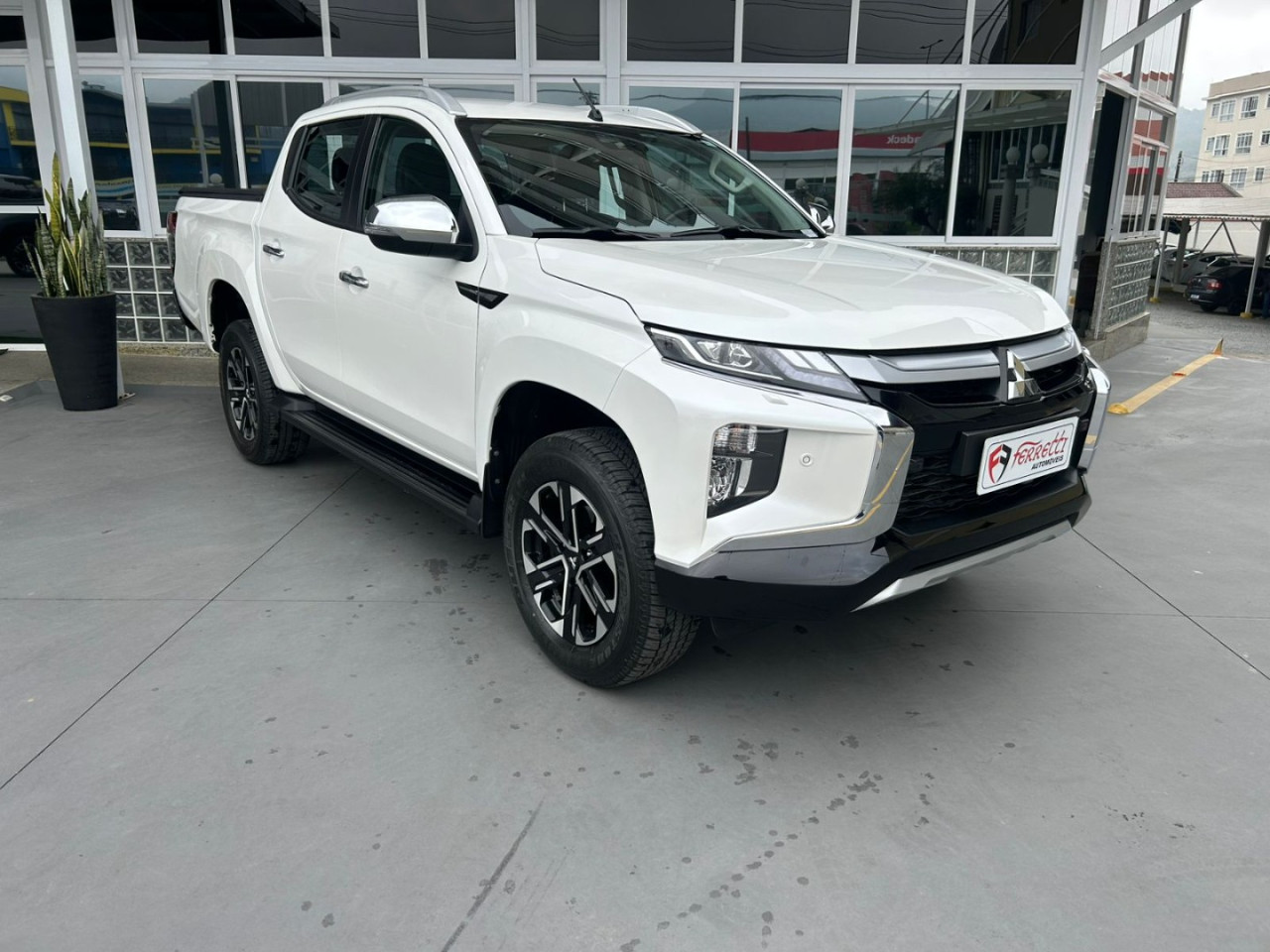 L 200 Triton 2.4 16V SPORT HPE-S 4X4 CABINE DUPLA TURBO DIESEL AUTOMÁTICO