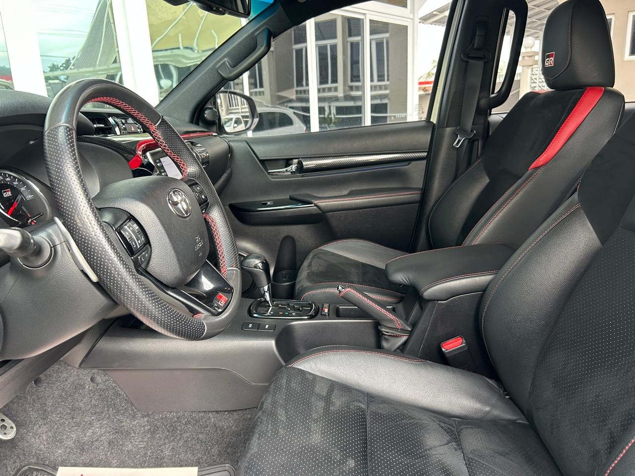 TOYOTA Hilux Caminhonete 2.8 16V GR SPORT 4X4 TURBO DIESEL CABINE DUPLA AUTOMÁTICO