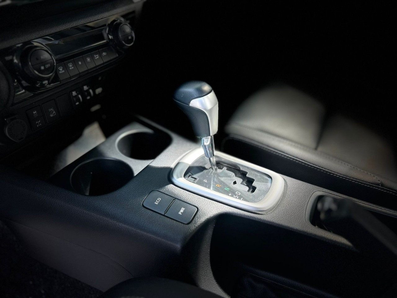 TOYOTA Hilux Caminhonete 2.8 16V SRX 4X4 TURBO DIESEL CABINE DUPLA AUTOMÁTICO