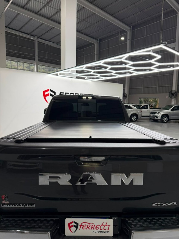 RAM 3500 6.7 I6 LIMITED LARAMIE CABINE DUPLA TURBO DIESEL AUTOMÁTICO
