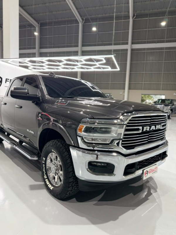 RAM 3500 6.7 I6 LIMITED LARAMIE CABINE DUPLA TURBO DIESEL AUTOMÁTICO